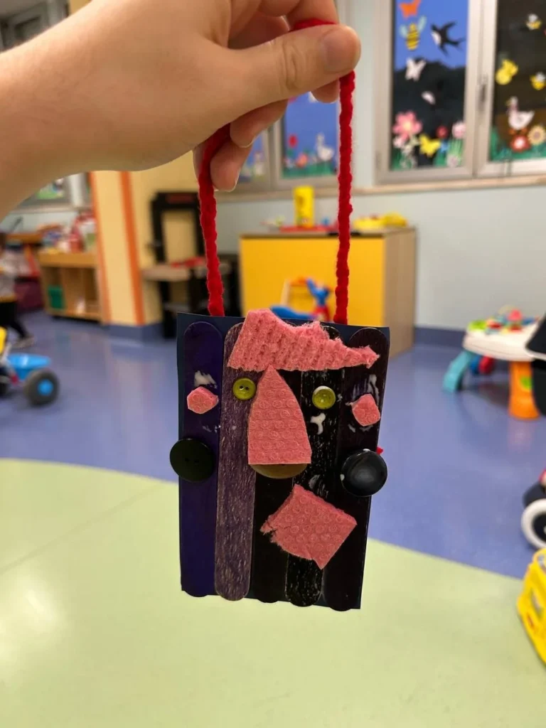 La maschera rosa e viola